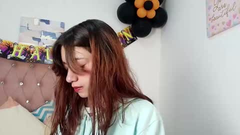 Snapshot of marinette_lux chatting on 10.16.25 marinette online show from 10.16.25