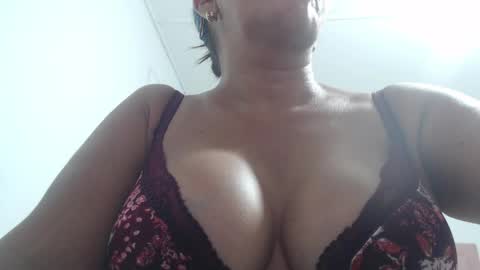 Snapshot of mariska_69 chatting on 05.25.26 mariska_69 online show from 05.25.26