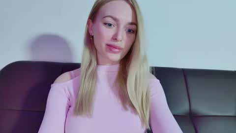 Snapshot of mariwell chatting on 05.31.26 mariwell online show from 05.31.26