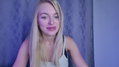 Snapshot of mariwell chatting on 06.21.26 mariwell online show from 06.21.26