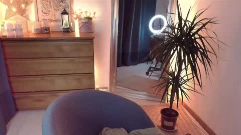 Maria  online broadcast from Tuesday to Suturday from 6 pm to 12 pm Germany time Sunday-Monday offline online show from 03.11.25