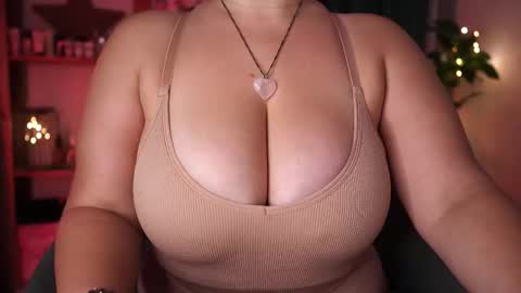 Maria  online broadcast from Tuesday to Suturday from 6 pm to 12 pm Germany time Sunday-Monday offline online show from 09.27.25