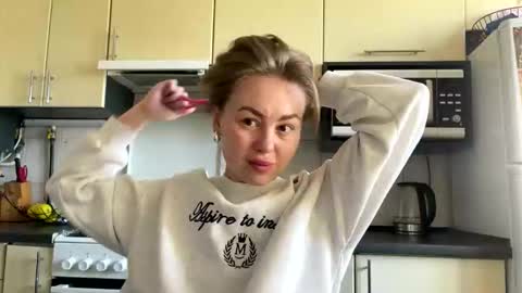 Snapshot of martaluna_ chatting on 04.23.26 Marta online show from 04.23.26