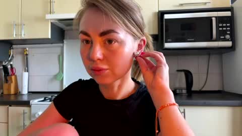 Snapshot of martaluna_ chatting on 06.19.26 Marta online show from 06.19.26