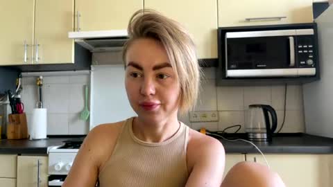 Snapshot of martaluna_ chatting on 06.29.26 Marta online show from 06.29.26
