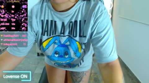 Snapshot of martina_tay chatting on 01.11.25 Hey im martina online show from 01.11.25