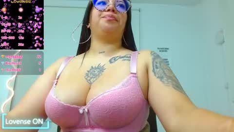 Snapshot of martina_tay chatting on 03.12.25 Hey im martina online show from 03.12.25