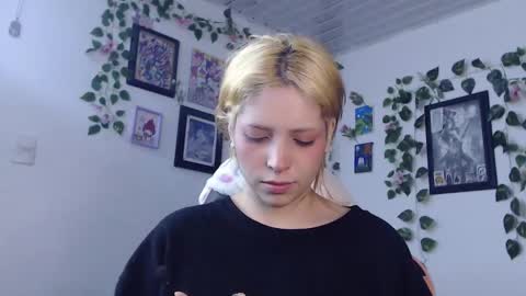 Snapshot of mary_janness chatting on 01.12.25 100 online show from 01.12.25