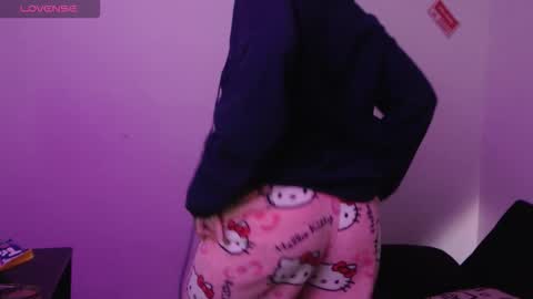 Snapshot of mary_janness chatting on 10.24.25 100 online show from 10.24.25