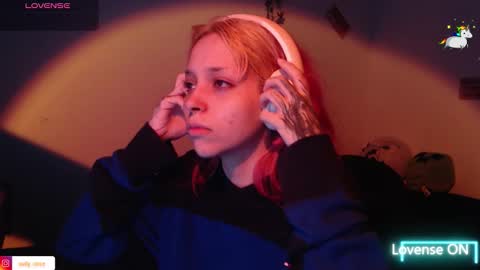 Snapshot of mary_janness chatting on 12.03.25 100 online show from 12.03.25