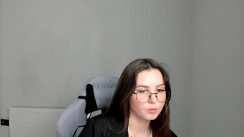 Snapshot of mary_wave_ chatting on 05.18.26 Alice online show from 05.18.26