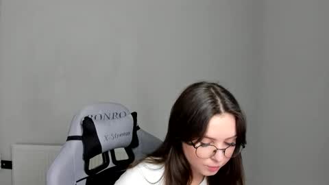 Snapshot of mary_wave_ chatting on 05.19.26 Alice online show from 05.19.26