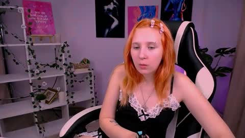 Snapshot of marylanee chatting on 10.08.25 Mary online show from 10.08.25