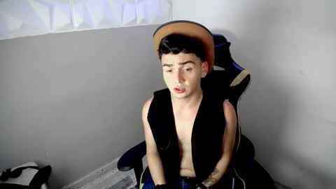 Snapshot of mathiass_twinkk_ chatting on 04.12.26 MATHIAS online show from 04.12.26