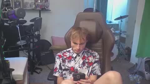 Snapshot of mattcashxxx chatting on 09.15.25 Matt Cash online show from 09.15.25