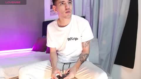 Snapshot of matteo12_ chatting on 11.10.25 ---Matteo--- online show from 11.10.25