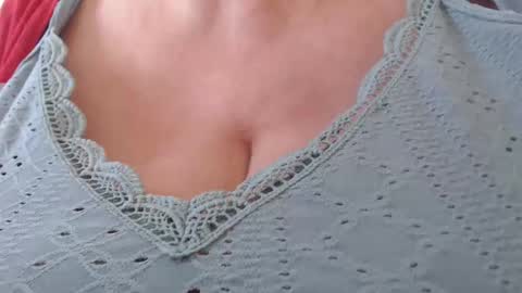 Snapshot of maturedesire chatting on 01.05.25 Desire online show from 01.05.25