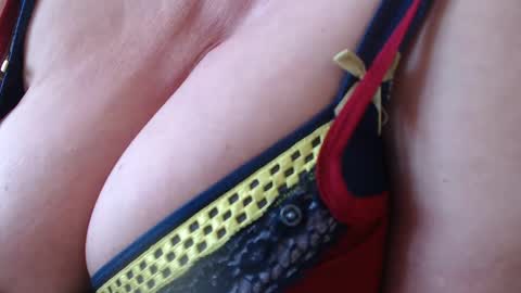 Snapshot of maturedesire chatting on 01.18.25 Desire online show from 01.18.25