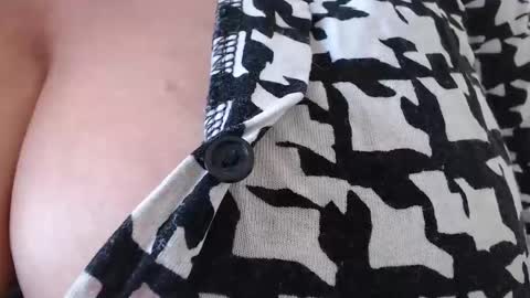 Snapshot of maturedesire chatting on 03.10.25 Desire online show from 03.10.25