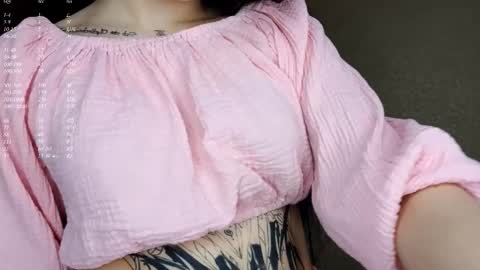 Snapshot of maudhendry chatting on 02.06.26 Mia online show from 02.06.26