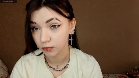 Snapshot of maudhendry chatting on 02.11.26 Mia online show from 02.11.26