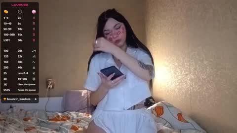 Snapshot of maudhendry chatting on 02.14.26 Mia online show from 02.14.26