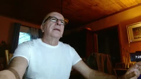 Snapshot of mauriceandre chatting on 12.16.24 Maurice online show from 12.16.24