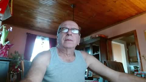 Snapshot of mauriceandre chatting on 12.23.24 Maurice online show from 12.23.24