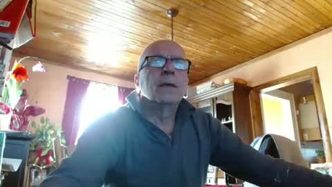 Snapshot of mauriceandre chatting on 12.25.24 Maurice online show from 12.25.24