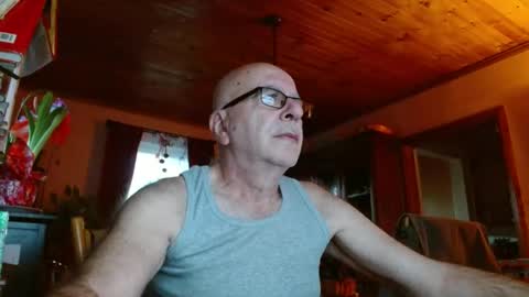 Snapshot of mauriceandre chatting on 12.26.24 Maurice online show from 12.26.24