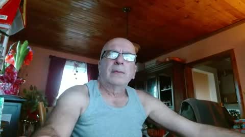 Snapshot of mauriceandre chatting on 12.27.24 Maurice online show from 12.27.24