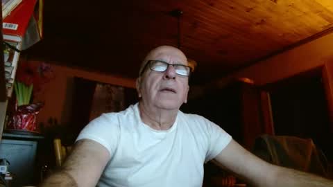 Snapshot of mauriceandre chatting on 12.30.24 Maurice online show from 12.30.24