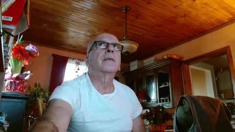 Snapshot of mauriceandre chatting on 12.30.24 Maurice online show from 12.30.24