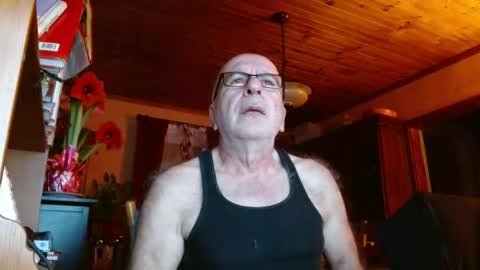 Snapshot of mauriceandre chatting on 01.04.25 Maurice online show from 01.04.25