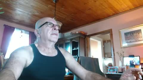 Snapshot of mauriceandre chatting on 02.22.25 Maurice online show from 02.22.25