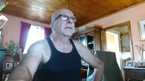 Snapshot of mauriceandre chatting on 02.24.25 Maurice online show from 02.24.25