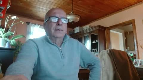 Snapshot of mauriceandre chatting on 12.17.25 Maurice online show from 12.17.25