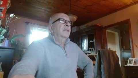 Snapshot of mauriceandre chatting on 12.19.25 Maurice online show from 12.19.25