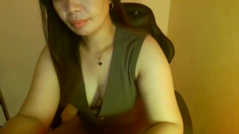 Snapshot of mawi24 chatting on 05.17.26 Mau online show from 05.17.26