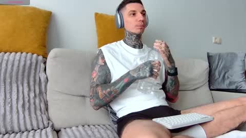 Snapshot of max_reaves chatting on 07.22.26 online show from 07.22.26