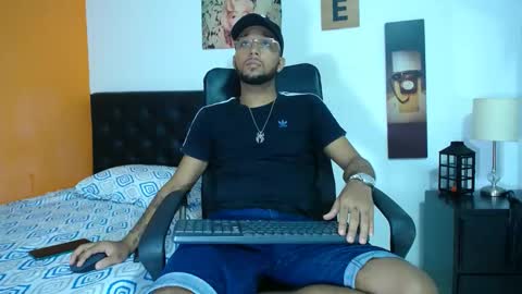 Snapshot of max_sexyhot26 chatting on 02.21.25 max_sexyhot26 online show from 02.21.25