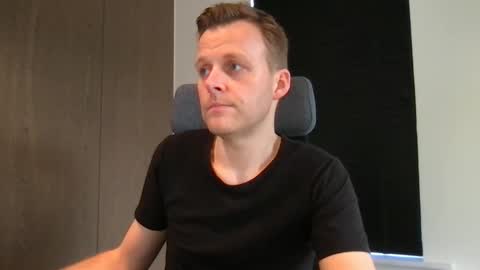 Snapshot of max_straight_1 chatting on 02.21.25 Max take off clothes online show from 02.21.25