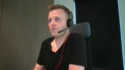 Snapshot of max_straight_1 chatting on 02.27.25 Max take off clothes online show from 02.27.25