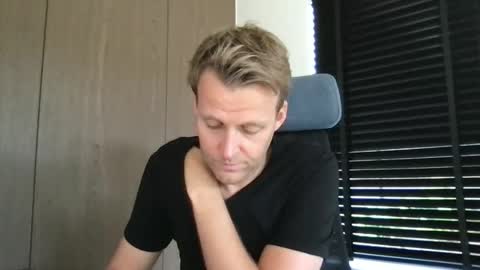 Snapshot of max_straight_1 chatting on 09.11.25 Max take off clothes online show from 09.11.25