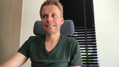 Snapshot of max_straight_1 chatting on 09.12.25 Max take off clothes online show from 09.12.25