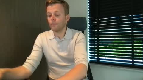 Snapshot of max_straight_1 chatting on 09.18.25 Max take off clothes online show from 09.18.25