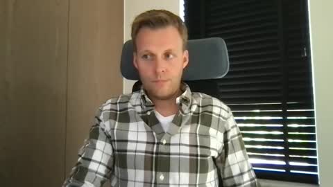 Snapshot of max_straight_1 chatting on 09.29.25 Max take off clothes online show from 09.29.25