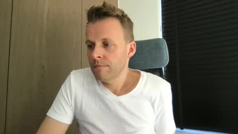 Snapshot of max_straight_1 chatting on 03.09.26 Max take off clothes online show from 03.09.26