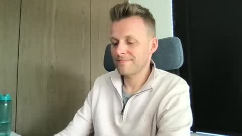 Snapshot of max_straight_1 chatting on 03.23.26 Max take off clothes online show from 03.23.26