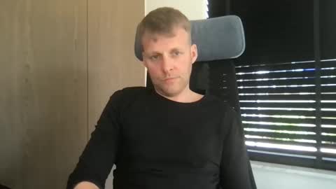 Snapshot of max_straight_1 chatting on 04.27.26 Max take off clothes online show from 04.27.26